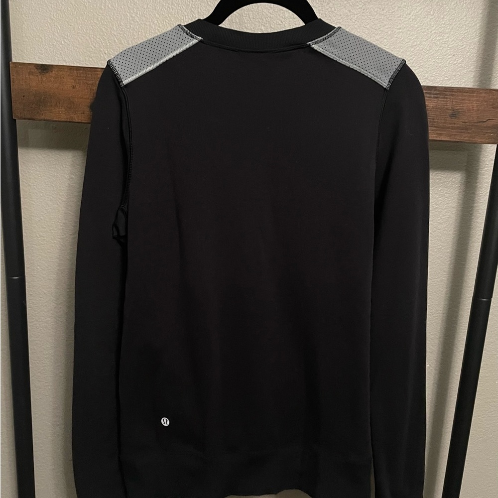 Lululemon Back To It Crew with reflective shoulders and kangaroo pocket. Black 4